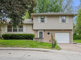 1608 Rockwood Ct, Clinton, IA 52732