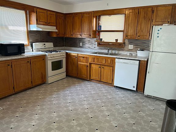 3rd image of 104 8th St NW Unit 1