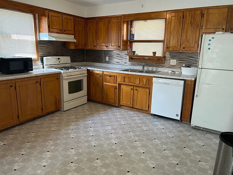 104 8th St NW APT Nate Larson - Lease Only — Photo 3