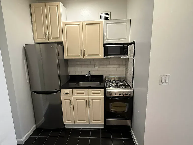 50 W 8th St #3B — Photo 4