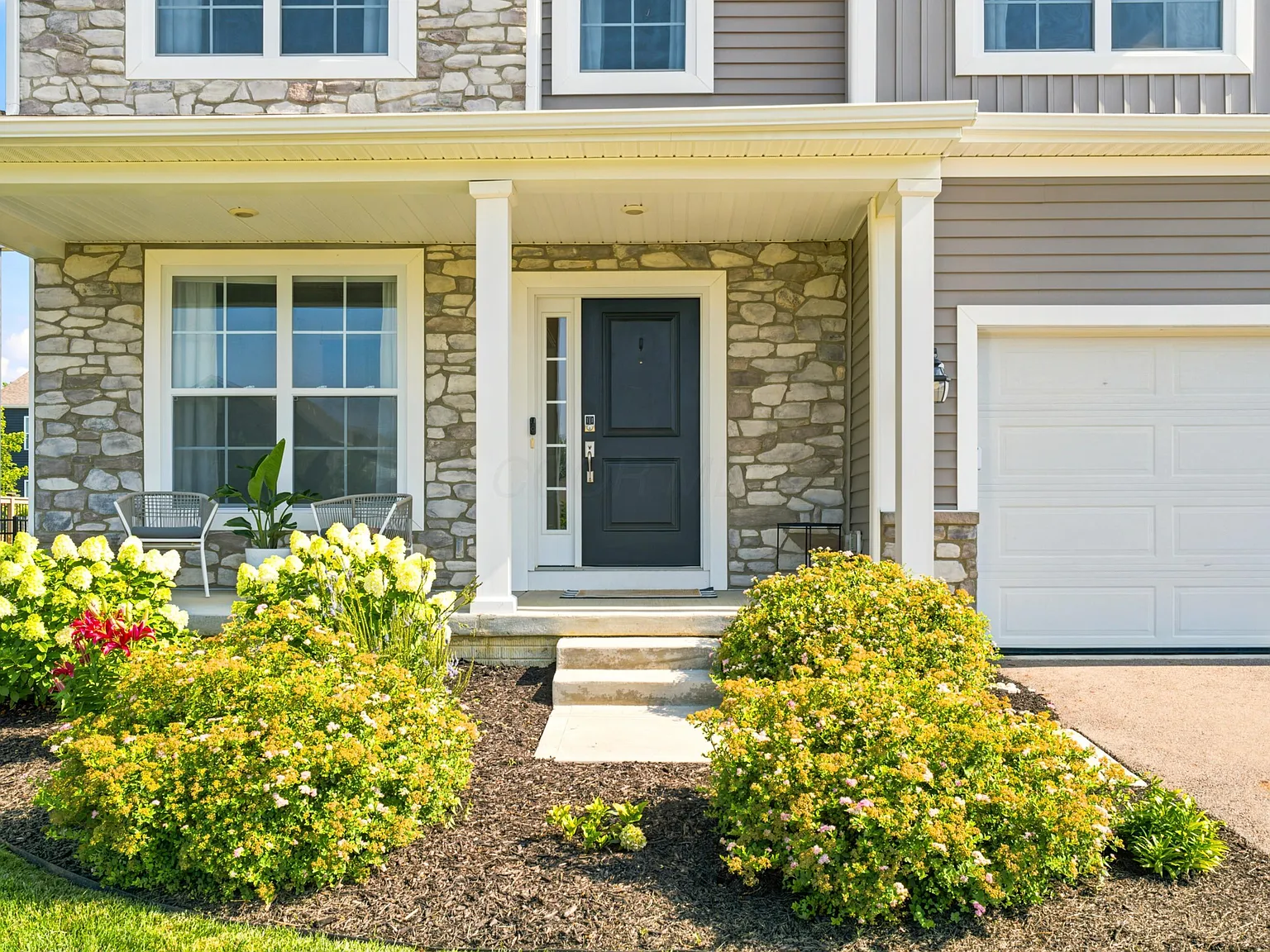 4 bed, 2.5 bath, 2423 sqft, $2,700 — Photo 2