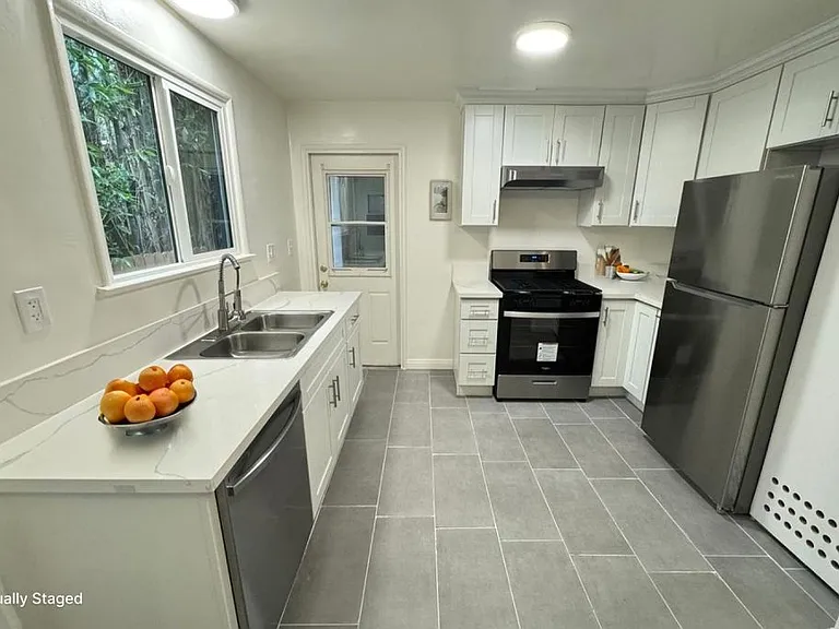 835 Bay St #1 — Photo 3