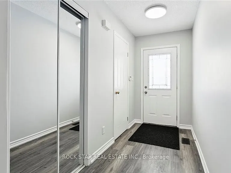 159 Henhoeffer Cres — Photo 2