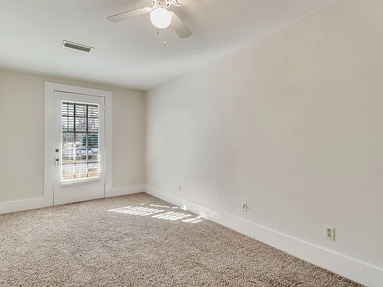 1224 E Strong St — Photo 13