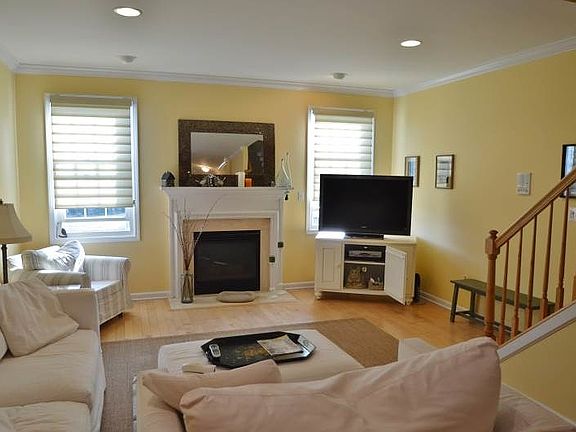 3rd image of 411 Hartford Dr