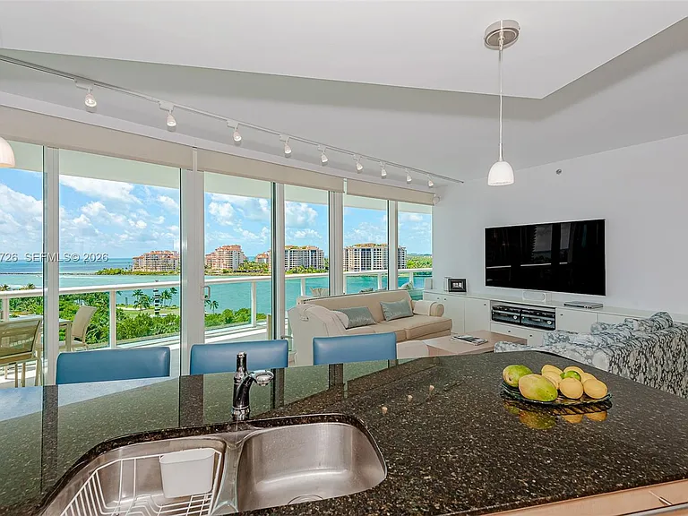 1000 S Pointe Dr #905 — Photo 8