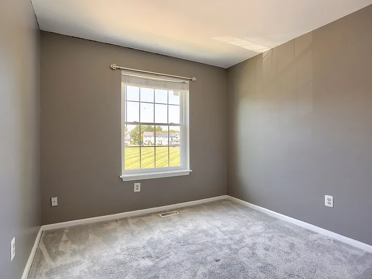 618 Milford Ct — Photo 10