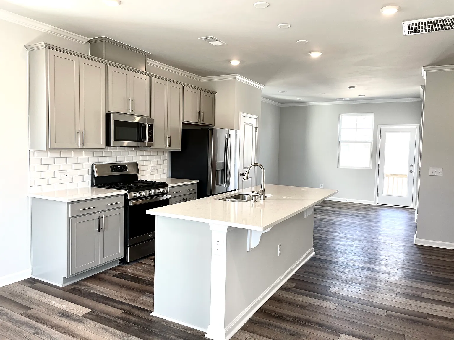 3 bed, 1733 sqft, $2,150 — Photo 3
