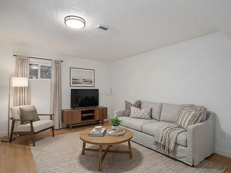 2025 E Battlefield Rd — Photo 8