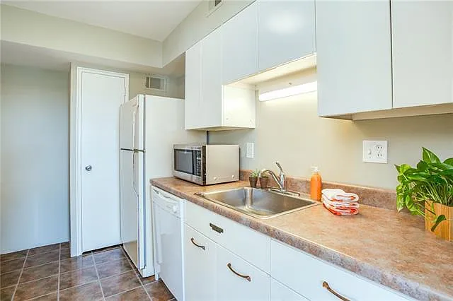 4550 Warwick Blvd #909 — Photo 5