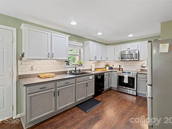 3rd image of 846 Meadow Lane Dr