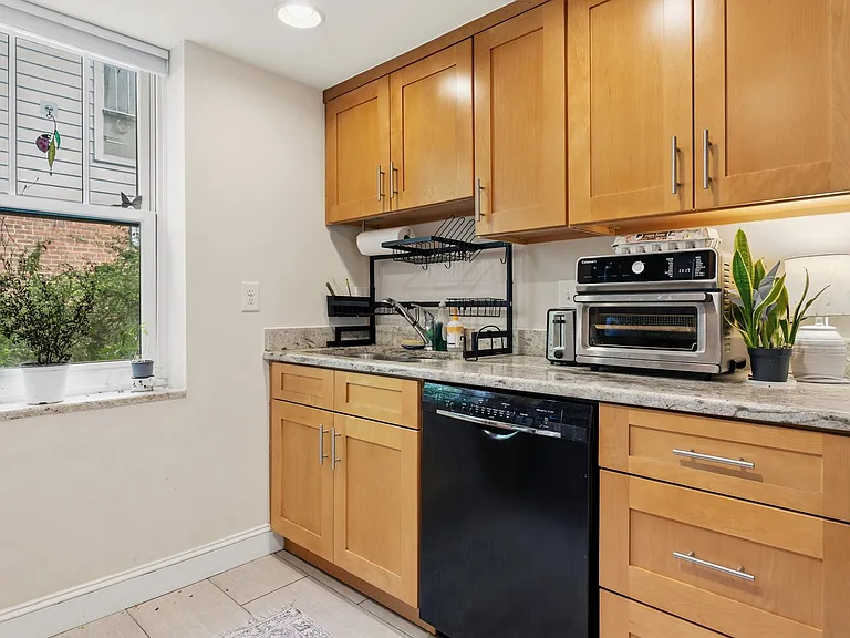 1212 Vickers Ave — Photo 6