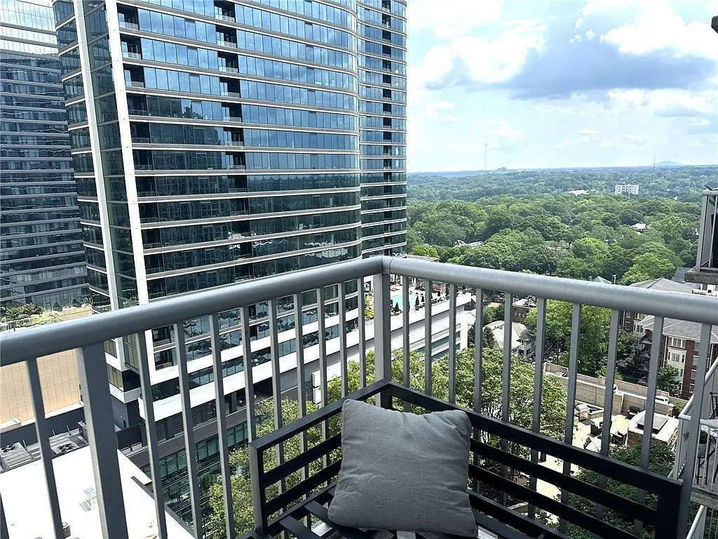1 bed, 1.0 bath, 702 sqft, $1,950 — Photo 3