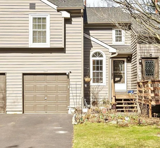 31 Chicopee Dr — Photo 1