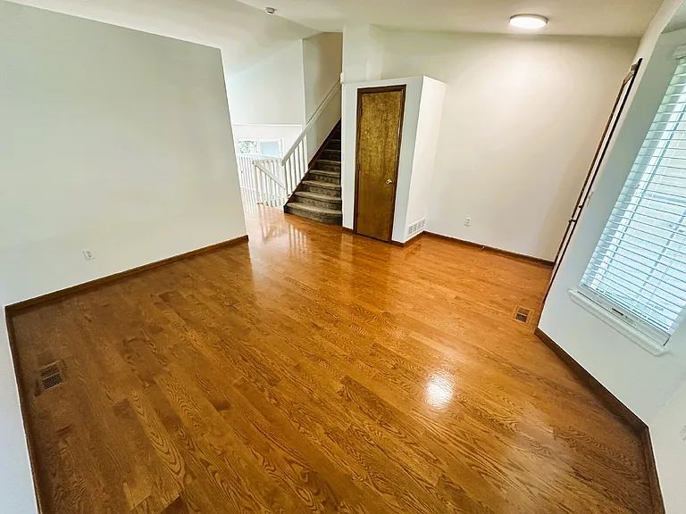 10542 Holyoke Dr — Photo 2