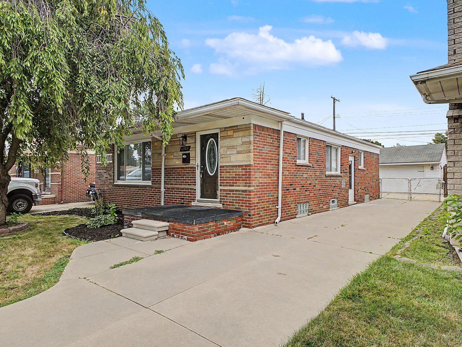 3 bed, 1.5 bath, 1100 sqft, $2,295 — Photo 1