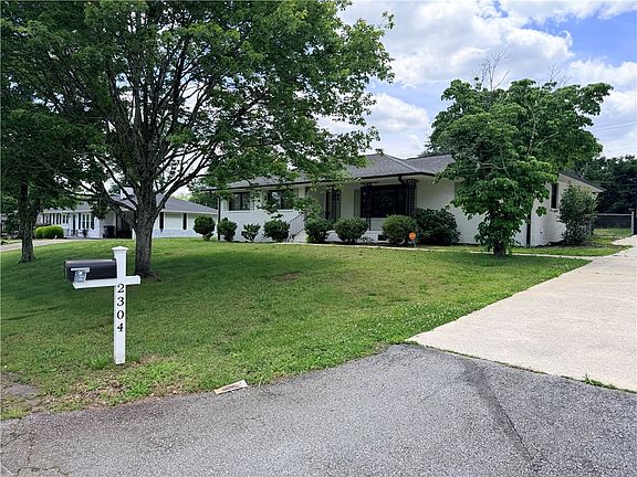 4th image of 2304 Poplar Ln