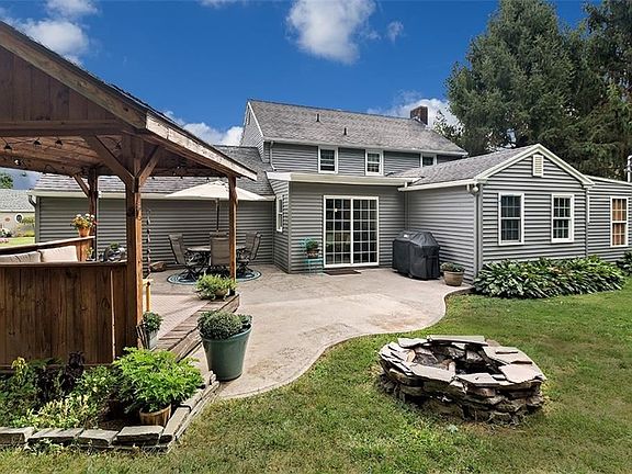 5th image of 18 Bedford Dr