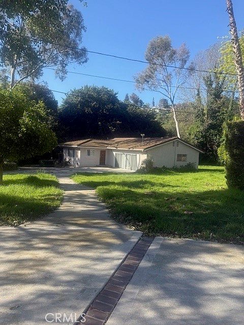 1st image of 2115 Las Palomas Dr