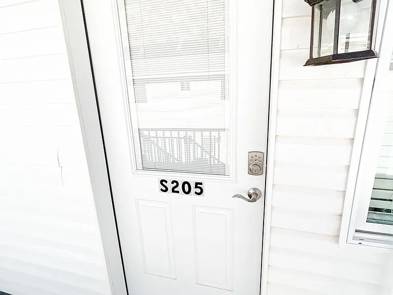 1060 N Louis St — Photo 9