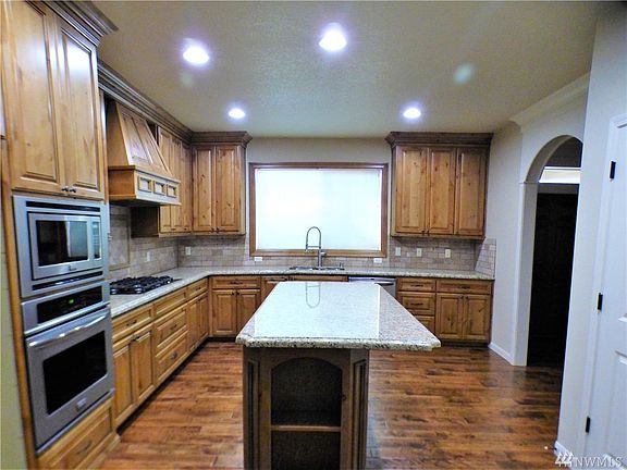 4th image of 1411 SE Columbia Crest Ct