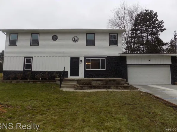349 E Peterson Dr, Brighton, MI 48114