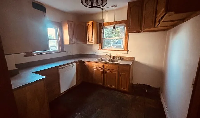 2110 Newton St — Photo 10