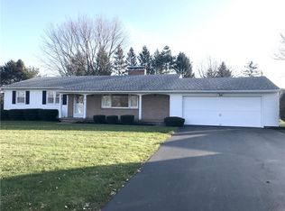 8 Candlewood Dr, Pittsford, NY 14534