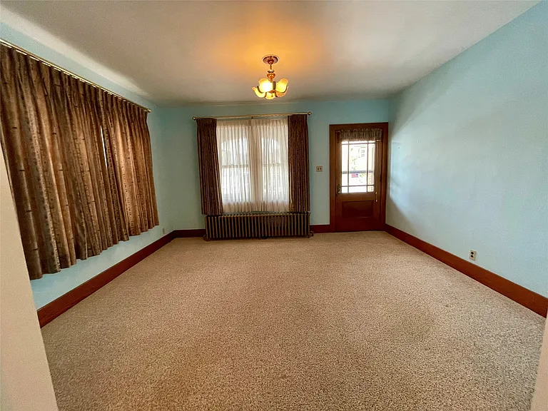 204 Rogers Ave N — Photo 4
