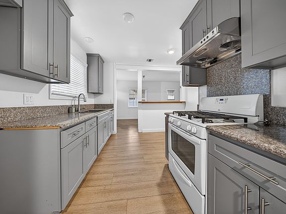 3rd image of 4020 N Woodgrove Ave