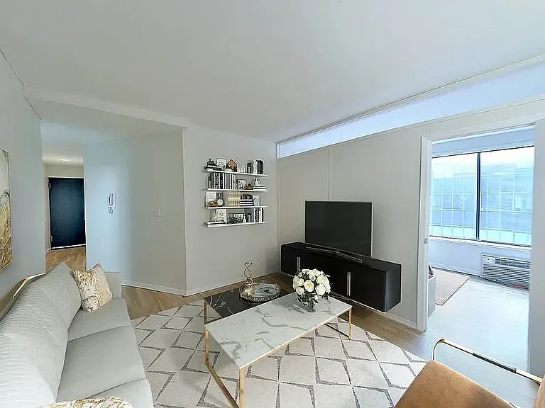 114 E 40th St #6D2 — Photo 3