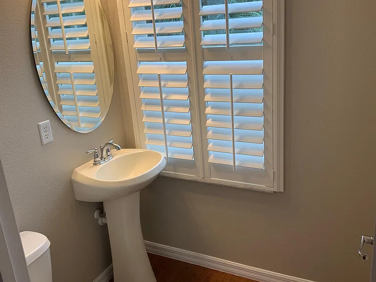 Main Floor Guest 1/2 Bath