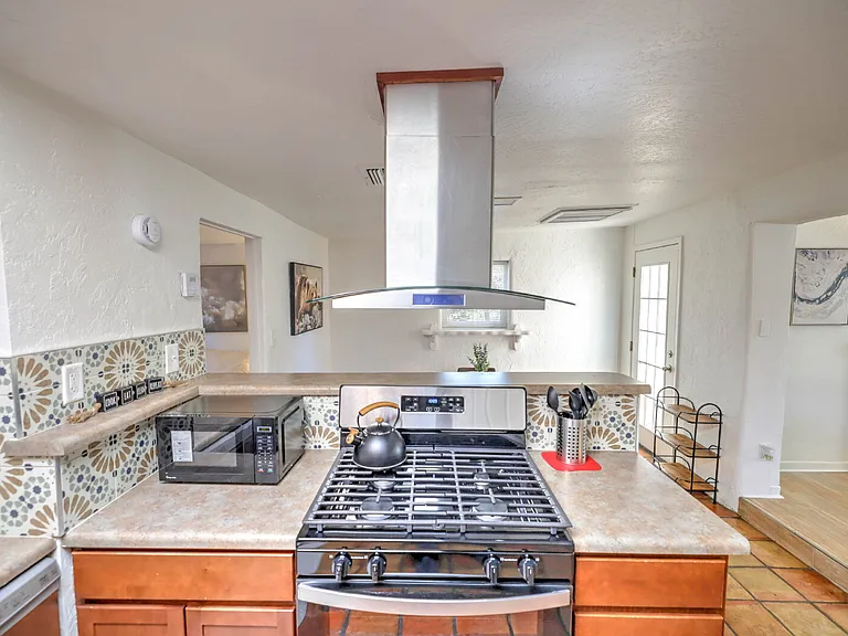 2805 E Lee St — Photo 5