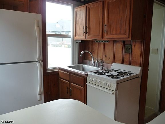 5th image of 645 Main St