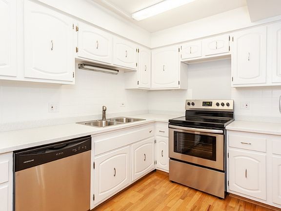 3rd image of 4334 N Clarendon Ave APT 209