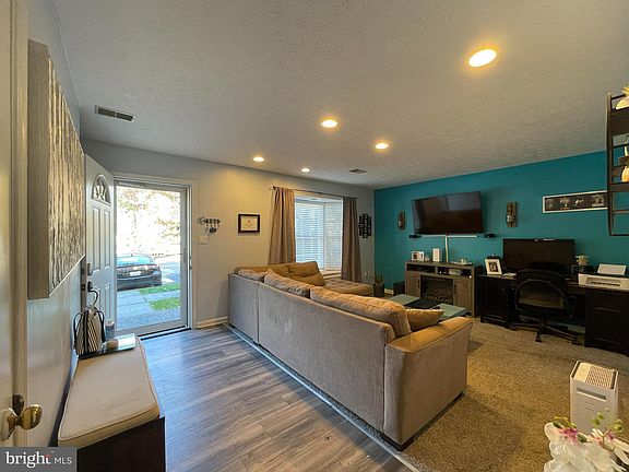4th image of 150 Buckingham Dr