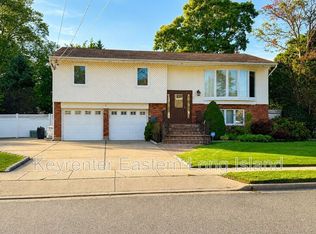 7 Pine St, Plainview, NY 11803