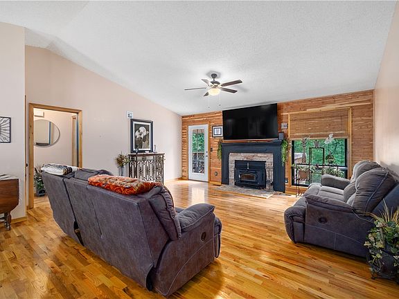 2nd image of 10 Angus Ln