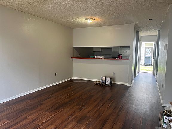 2nd image of 1921 Southpointe Dr