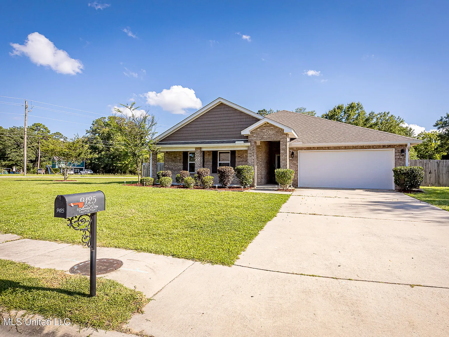 4 bed, 2.0 bath, 2289 sqft, $2,400 — Photo 2