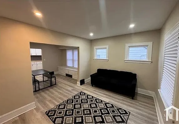 4 bed, 1350 sqft, $1,940 — Photo 3