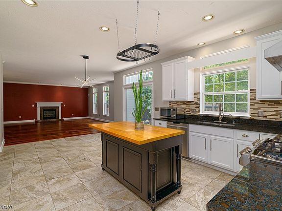 3rd image of 16444 Selby Cir