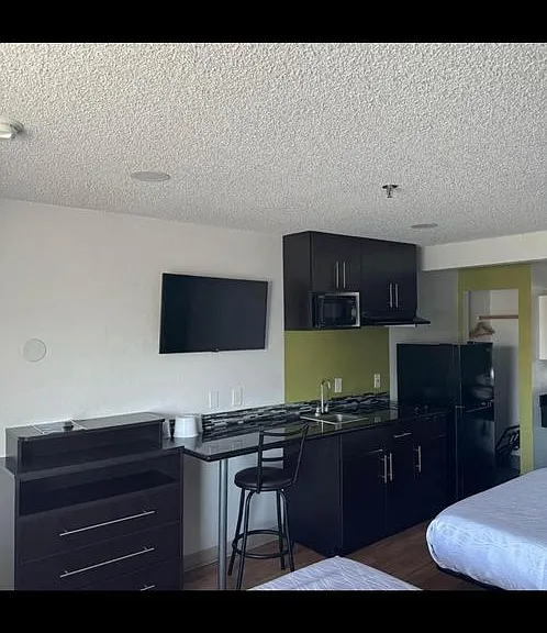 6730 N Blackstone Ave — Photo 3