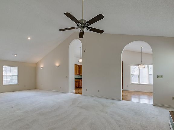 5th image of 31 Cambria Dr