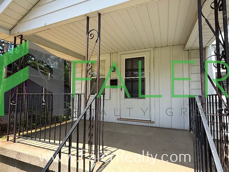 1047 W Dorothy Ln — Photo 2