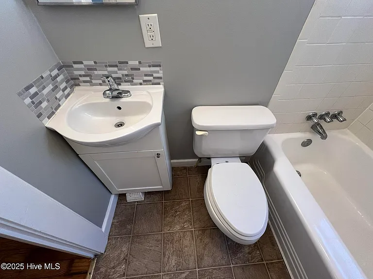 402 Sanborn St — Photo 13