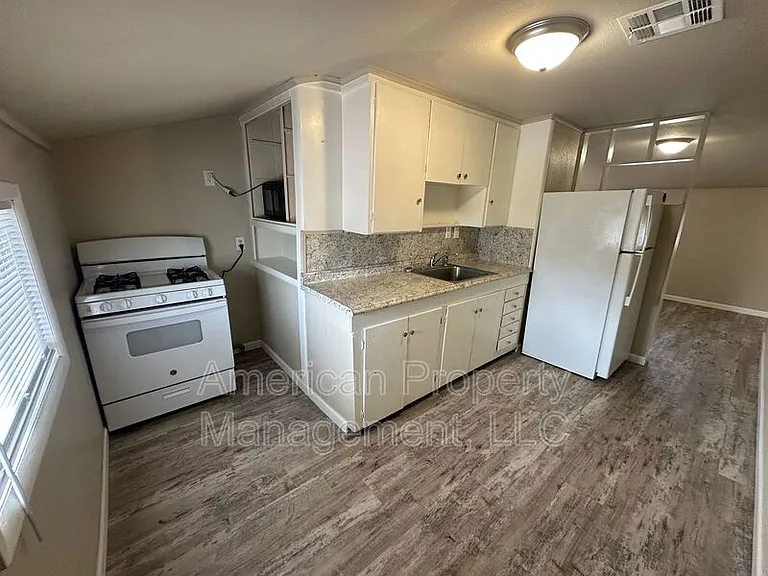3605 1/2 E 16th St #B — Photo 9