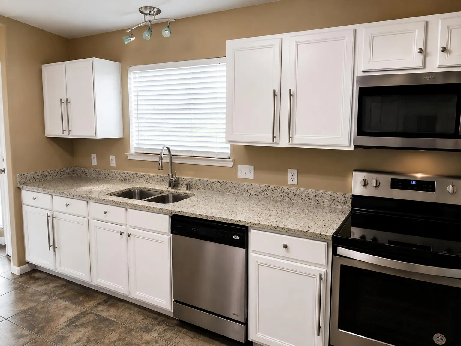 4 bed, 2.5 bath, 1991 sqft, $2,100 — Photo 4