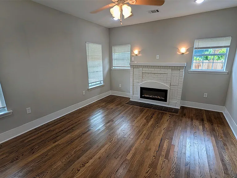 1133 W Gray St — Photo 3