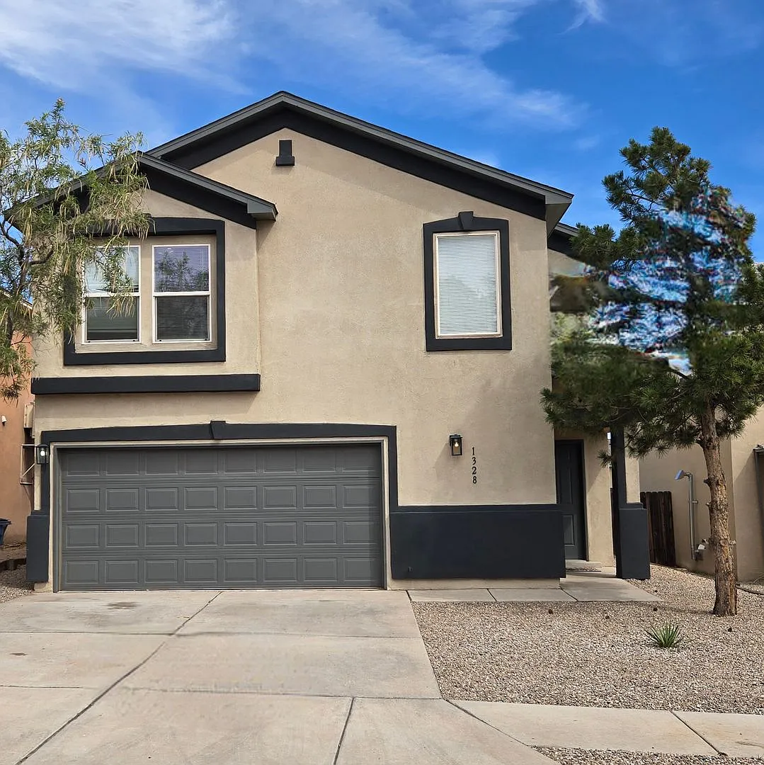 Charming, Southwest two story three bedroom! — Photo 1